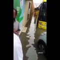 بسبب الأمطار ..كيف نقل سعودي ابنته من المدرسة إلى السيارة؟