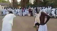 شاهد دولة عربية تحتضن أغرب طقس للزواج: أهل العروس جلدوا العريس بالسياط