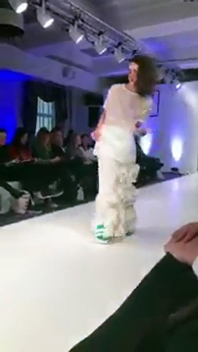 فيديو عارض أزياء يخطف الأنظار بتصرفه المخيف على...