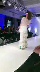 فيديو عارض أزياء يخطف الأنظار بتصرفه المخيف على منصة العرض