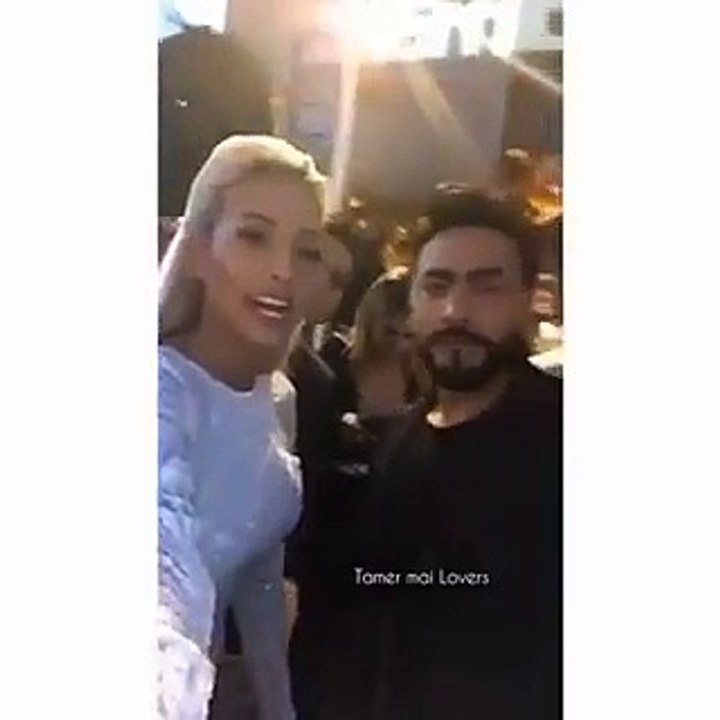 قبلة تامر حسني لعارضة أزياء سعودية تثير ضجة على مواقع التواصل