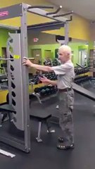 شاهد عجوز تسعيني يمارس رياضة عنيفة في الجيم كشاب في عمر الثلاثين