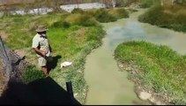 بالفيديو: رجل يستخدم تمساحاً ضخماً كوسيلة مواصلات!