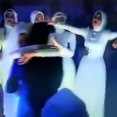 موقف مؤثر للغاية حدث مع عروس وصديقتها في حفل الزفاف