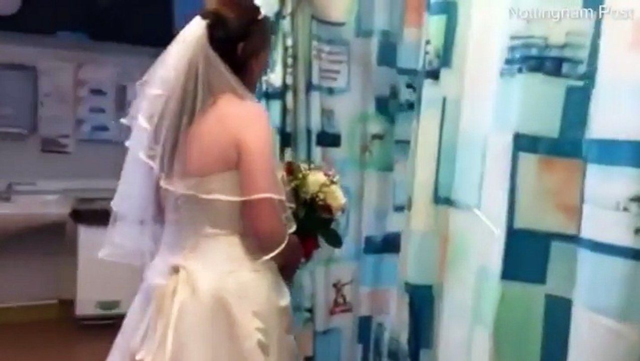 فيديو مؤثر.. عروس تفاجئ شقيقتها المريضة في المستشفى بفستان الزفاف