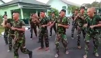 فيديو جنود اندونيسيون يؤدون رقصة عسكرية على أنغام أغنية خليجية شهيرة!