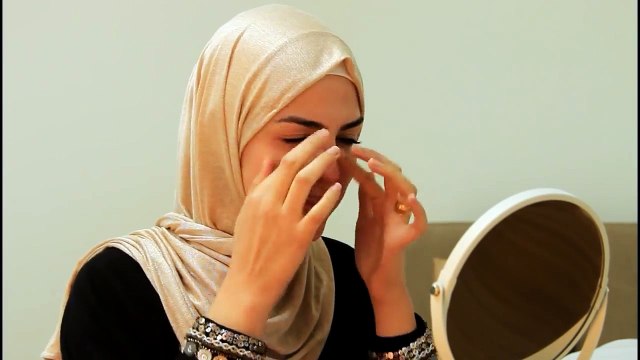 فيديو: طريقة سهلة لوضع مكياج خفيف يناسب الفتيات المحجبات