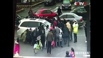 فيديو إنقاذ امرأة من تحت سيارة بطريقة غريبة!