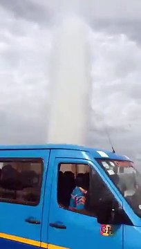 لن تصدق ما ستراه...بالفيديو السماء تمطر من بقعة واحدة فوق الأرض!