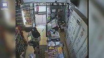 امرأة شجاعة تتصدى للص مسلح اقتحم محلاً للبقالة وهددها بسكين.. فيديو