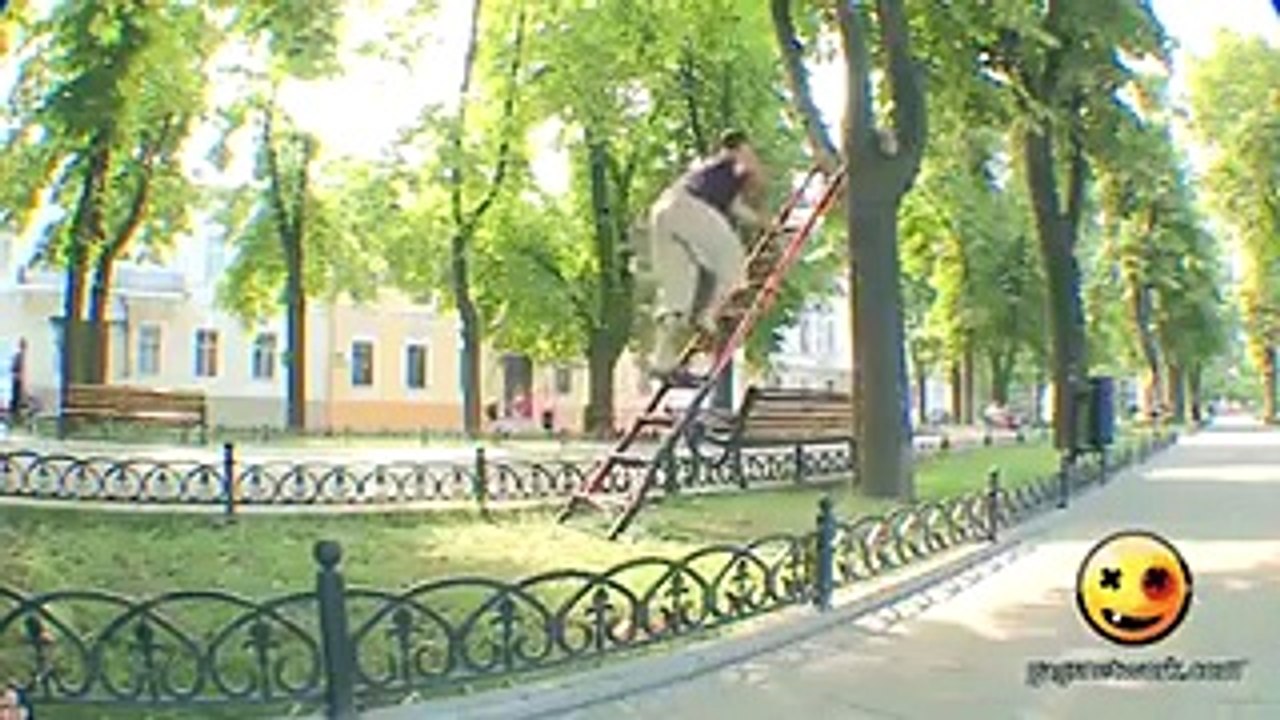 هذا المقلب يكشف أن عشق المال شره لا ينتهي أبداً.. إليكم الفيديو!