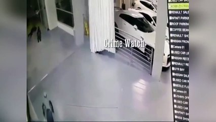 فيديو أغرب طريقة في العالم لسرقة معرض سيارات !