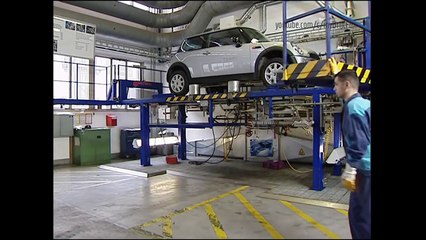 فيديو لن تصدق كيف تقوم بي ام دبليو بإعادة تدوير سياراتها!