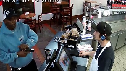 فيديو أغرب تصرف قام به هذا البائع عندما صوب لص فوهة المسدس في وجهه