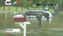 فيديو سيدة تحاول الخروج من سيارتها بعد أن غمرتها مياة الفيضان فجأة