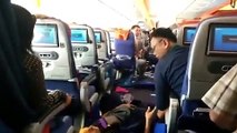 فيديو لقطات مرعبة من داخل طائرة بعد سلسلة مطبات هوائية أفزعت الركاب