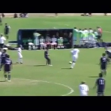 أغرب هدف في تاريخ كرة القدم.. لياقة المهاجم لا تصدق!