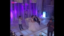 أم العروس تفاجئ الجميع بصوتها الرائع في حفل زفاف ابنتها