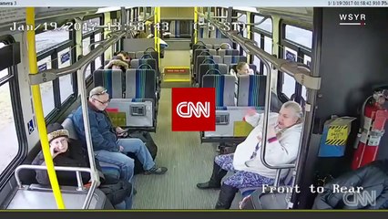 فيديو حادث غريب مفاجئ لشاحنة تصطدم بحافلة فتخترقها!