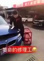 بالفيديو كاد يقتل صديقه وهو يحاول إغلاق صندوق السيارة