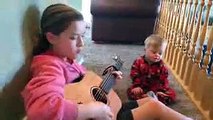 شاهد: طفل مصاب بمتلازمة داون يغني للمرة الأولى في حياته