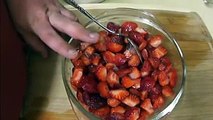 بالفيديو طريقة تحضير أكواب كيك الفراولة