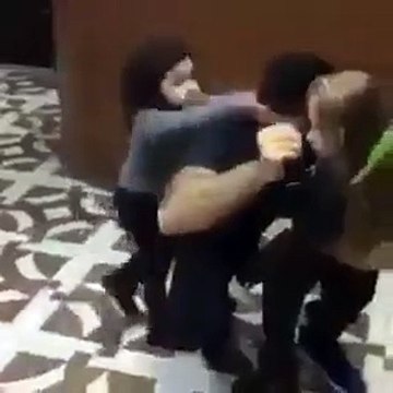 فيديو رد فعل طفلة رأت والدها يحتضن طفلة أخرى!