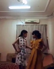 فيديو رد فعل طفلتين ترقصان ويخرج لهما صرصور فجأةً