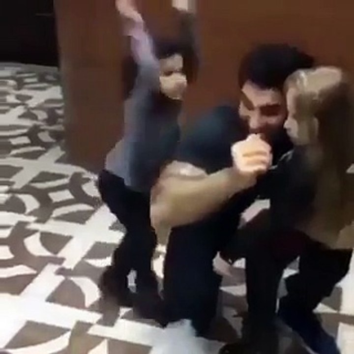 ردة فعل مضحكة لفتاة وجدت والدها يلعب مع طفلة أخرى