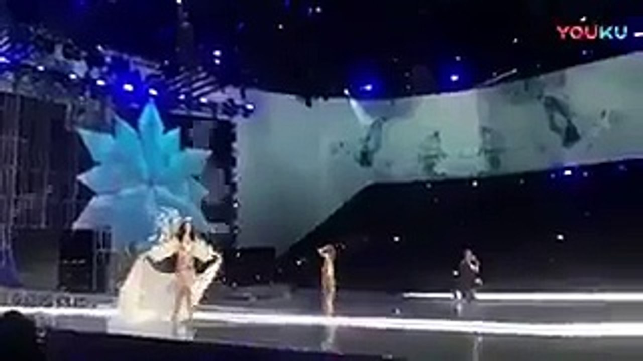 شاهدوا لحظة سقوط عارضة أزياء شهيرة بشكل محرج في عرض Victoria's Secret