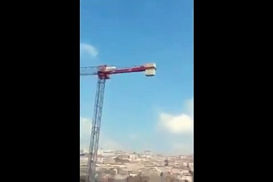 عامل بناء يقيم الصلاة من هذا الارتفاع الشاهق.. لا يفوتكم مشاهدة الفيديو