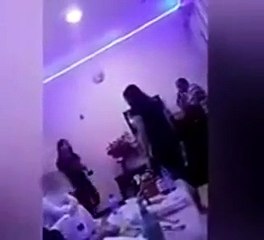 شاهد: معركة بين شاب خليجي ومجموعة فتيات!
