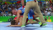 صور وفيديو مصارع أولمبي يعض ذراع منافسه على طريقة مايك تايسون!