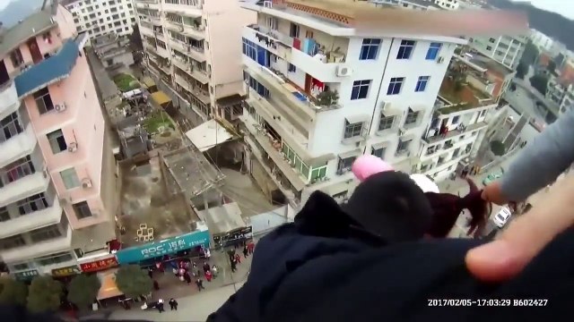 فيديو رجل ينقذ زوجته من الانتحار من سطح بناية بجذبها من شعرها!