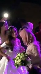 كارمن سليمان تفاجئ الحضور بتصرف غريب عند إلقاء باقة الورد