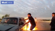 شاهد ماذا فعل المارة لإنقاذ حياة ركاب عالقين داخل سيارة تحترق.. فيديو