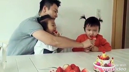 فيديو طفلة تتعرض لمقلب غير متوقع.. شاهدوا رد فعلها!