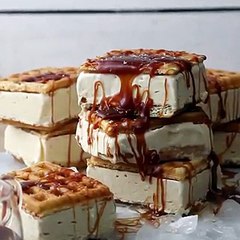 فيديو طريقة تحضير ساندويش وافل بالآيس كريم والكراميل المملح