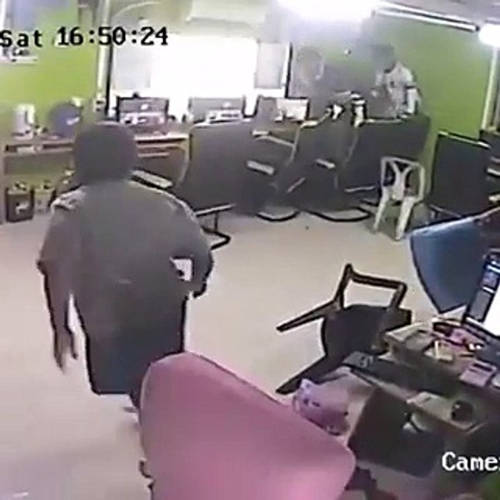 فيديو ثعبان نصب كمين لأحد زبائن مقهى لينقض عليه أثناء خروجه