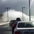 فيديو لحظة هجوم الأمواج على السيارات المتواجدة على شاطئ الجميرة