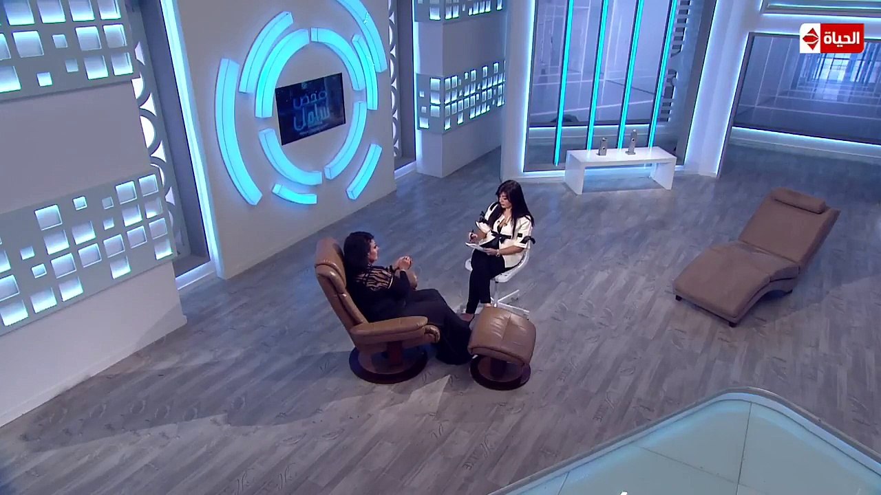 فيديو قبلة سهير المرشدي لمحمود حميدة تضعها في موقف محرج على الهواء