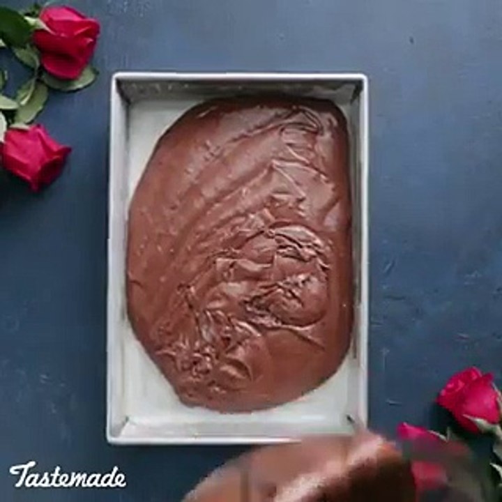 فيديو طريقة تحضير كيك على شكل بيانو من أجل عشاق الموسيقى