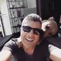 فيديو النجم التركي أوزجان دنيز يلاعب كلبه بطريقة طريفة جداً