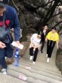 شاهدوا بالفيديو كيف أجبر شاب هذه الفتاة على صعود هذا الدرج العالي