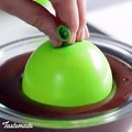 فيديو طريقة تحضير أكواب شوكولاتة مليئة بالكريمة وبودرة الشوكولاتة