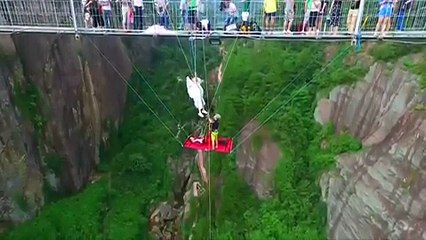 زفاف عروسين صينيين وهما معلقين من جسر شاهق الارتفاع!