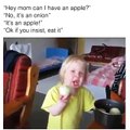 فيديو طفل يأكل بصلة مصراً أنها تفاحة