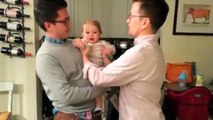 فيديو مضحك لطفل يشاهد توأم والده لأول مرة