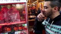 فيديو شاب عربي يتناول أخطبوط حي لأول مرة في حياته
