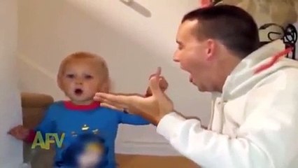 رد فعل طريف لطفل أظن أن والد أكل لعبته